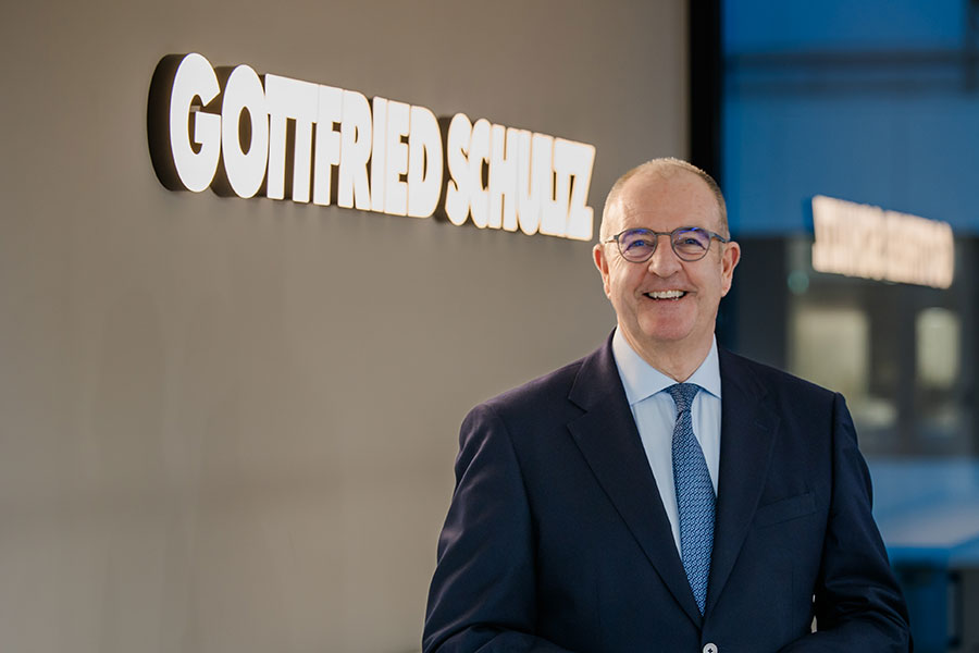 Nicholas J. Dunning vor dem Gottfried-Schultz-Schriftzug